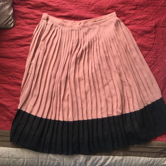 Two tone black and rose pleated knee length skirt - Picture 5 of 6